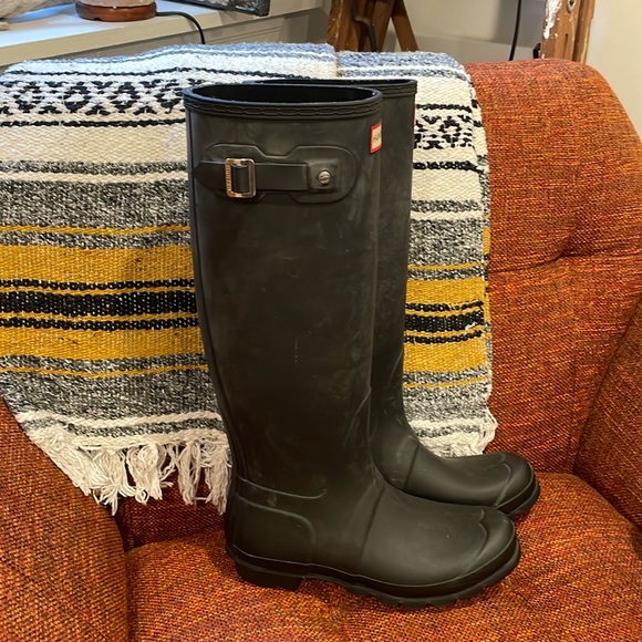 Hunter Original Tall Rain boots in matte black Size 8 with gray boot warmers. - Picture 1 of 6